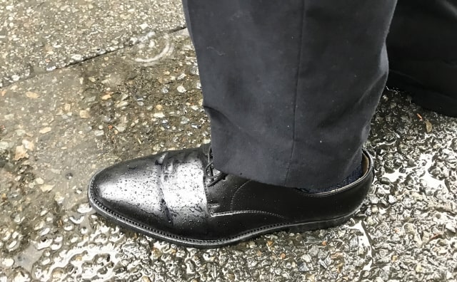雨でぬれた革靴